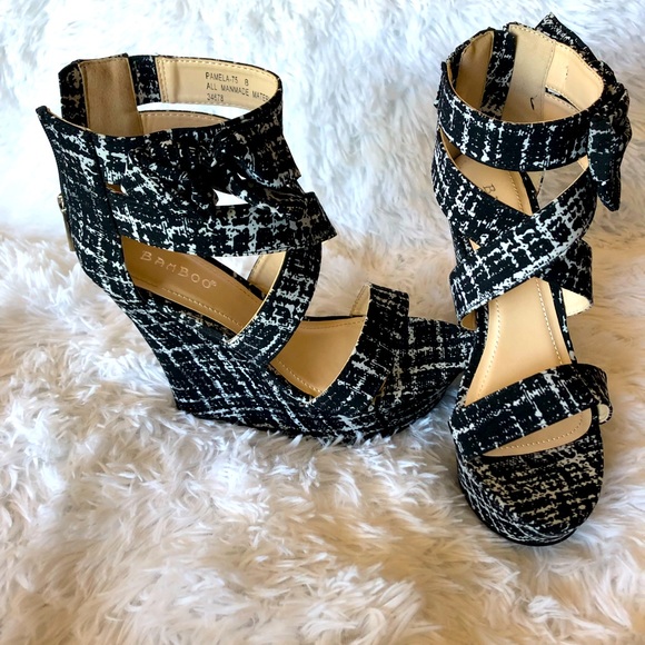 Size 8, black and white wedge with back zipper - Picture 1 of 2